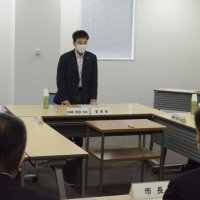 第三者委の委員長に選ばれ、あいさつする拝師氏（左）＝２２日、山武市役所
