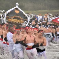 雨の中、勇壮に汐ふみ　 大原はだか祭り開幕　通常開催は４年ぶり
