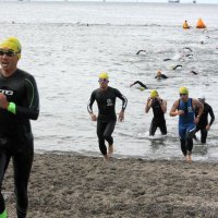 いなげの浜で力泳、快走　日本一の人工海浜　トライアスロンに１３００人