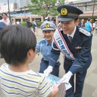 交通死亡事故ゼロに！　浦安署一日署長に俳優・泉沢祐希さん　自転車安全運転呼びかけ