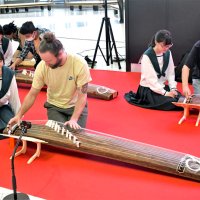 日本文化体験で外国客もてなし　成田空港　千葉県内学生、箏や居合道披露