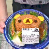 食料品店で販売されているリラックマの顔をかたどった弁当