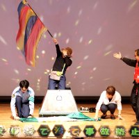 反射材を活用したマジック＝２６日、千葉市中央区の生涯学習センター