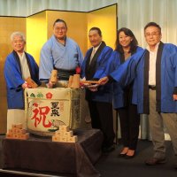 大関昇進祝賀会で鏡開きに臨む豊昇龍関（左から２人目）ら＝４日、柏市