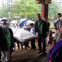 地元ボランティア団体によって奉納されたジャンボおはぎ＝９日、君津市