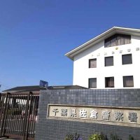 【速報】ボンネットにしがみつく店員、車の男そのまま７０メートル走行　強盗殺人未遂の疑い逮捕　酒々井のスーパー　缶酎ハイ万引したのを見つかり