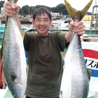 保田沖で釣り上げた５・６キロのワラサ（左）と８・２キロのブリ（写真は「村井丸」提供）