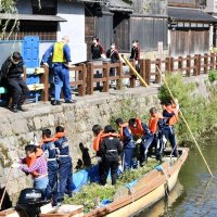 佐原の大祭を心地よく　香取・小野川　高校生、市民ら９０人清掃