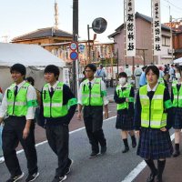 佐原白楊高生、署員と巡回　「警察官の仕事」学ぶ　香取・大祭会場