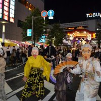 ばか面おどりを披露する子どもたち
