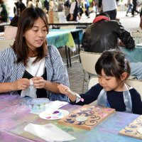 世界に一つ　間伐材でカラフル壁飾り　アート通じ環境保全考える　そごう千葉店、親子ら５０人参加