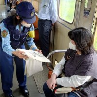 小湊鉄道車内で警戒訴え　市原署、電話ｄｅ詐欺被害防止へ　啓発ヘッドマークも初登場
