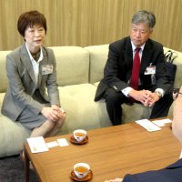 ６０代の海外協力隊員奮闘へ　小林さん桜井さん　出発前、地元市川で抱負