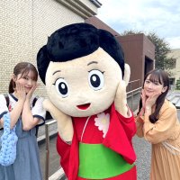 映画に出演する予定の鋸南町イメージキャラクター「みかえりちゃん」（中央）と主演の中西さん（左）、梅原さん（同町提供）
