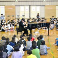 “先輩”奏でる音色味わう　ピアニスト高木竜馬さん　母校の千葉市鶴沢小に登場
