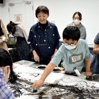 巨大竜皆で創作　船橋市西図書館　挿絵画家　佐竹さんと思い思いに