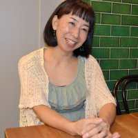 履物屋から陶芸ギャラリーになり、さらにカフェとなった異色の経歴を振り返る４代目の野口由布子さん
