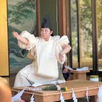 庖丁式の奉納でマダイをさばく坂本さん＝１７日、南房総市
