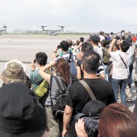 着陸したオスプレイを撮影しようと来場者の人垣ができた＝１日、木更津市