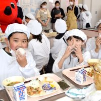 旭・干潟小　「粒すけ」炊いておむすびに　児童、できたて頬張る