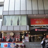 高島屋柏店５０周年祝う　太鼓演奏、来店者８００人にバラ配布も