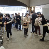 高島屋柏店開店５０周年を祝い、正面玄関では来店者にバラの花が配られた＝２日、柏市
