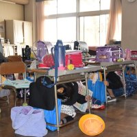 訓練で机の下に身を隠す児童たち＝銚子市
