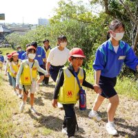 小中生手をつなぎ高台へ　御宿、津波避難訓練