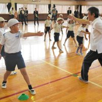 児童ら多様な動きに挑戦　体力向上へ五輪メダリスト指導　富里南小