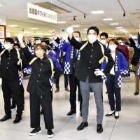開店前にお歳暮ギフトセンターで気勢を上げる店員ら＝１０日午前９時２５分ごろ、千葉市中央区
