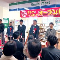 コンビニオープンのテープカットを行う店長の中島さん（左から３人目）