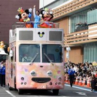 千葉みなとにミッキー登場！　７万２千人、千葉県１５０周年パレードに歓声　市柏吹奏楽部ら行進