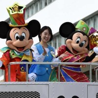歓声に沸く観衆に手を振るミッキーとミニーマウス＝２３日午後、千葉市中央区