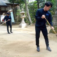 新嘗祭前に神社を清掃　城西国際大野球部員