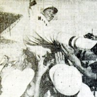 ２度目の全国優勝し胴上げされる習志野高の石井好博監督＝１９７５年８月２４日、甲子園球場
