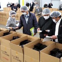 江戸前ノリ初競り　色、つや、香り慎重に吟味　生産低迷の中３万円落札、過去最高を更新　富津