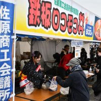 ロコモコ丼を求めて多くの来場者が訪れた＝香取市
