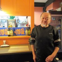 移転後の「ろしあ亭」店内とオーナーの北市さん＝市川市