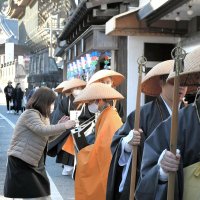 支援必要な人へ寄付　僧侶　参道練り歩き募る　たすけあい托鉢　成田　【師走スケッチ２０２３】