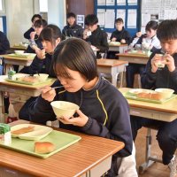 生徒考案メニュー給食に　鴨川冬野菜シチュー頬張る