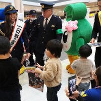ＷａＫａＮａさん一日署長　防犯、交通安全呼び掛け　富津署