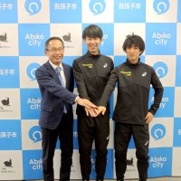 我孫子市役所を訪れ健闘を誓う中央学院大駅伝部員ら。（左から）川崎監督、飯塚選手、伊藤選手＝１２日