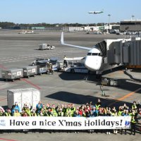 クリスマスの時期に合わせ、航空会社や鉄道社員らが海外に向かう旅客を見送った
