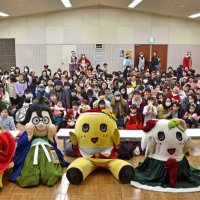 サンタ姿で子どもたちと交流したふなっしーと仲間たち＝２１日、船橋市
