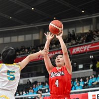 札幌山の手―千葉経大付　第１クオーター、シュートを放つ千葉経大付の角（右）＝東京体育館