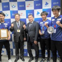 ２位躍進　ＪＦＬブリオベッカ浦安、市民の応援に感謝　都並監督や選手が市役所訪問「来季は優勝したい」