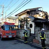 焼け跡から遺体が見つかった千葉市中央区の火災現場＝５日午後２時５５分ごろ（画像一部加工）