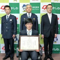 感謝状を受け取った宮城教諭（手前）＝柏署