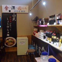 店舗内には「大高醤油」のしょうゆやタレなどの製品が並び、客は購入できる
