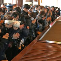 成田山新勝寺の大本堂で手を合わせる大勢の初詣客＝１日午後０時２０分ごろ、成田市
